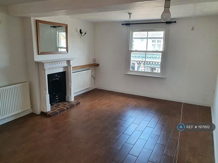 2 Bedroom Flat To Rent In Badshot Lea Road, Badshot Lea, Farnham, GU9