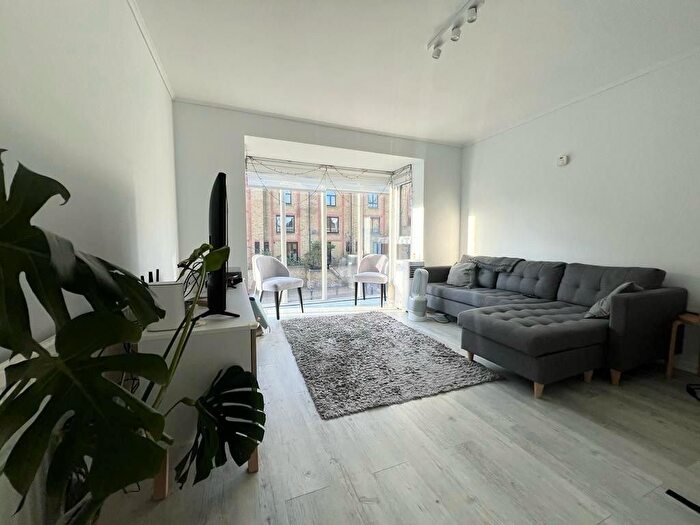 2 Bedroom Flat To Rent In Waterman Way, London, E1W