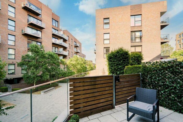 3 Bedroom Flat To Rent In Rodney Road, Elephant And Castle, London, SE17