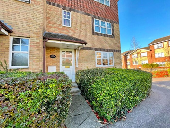 2 Bedroom Ground Maisonette For Sale In Bishop Court, Earls Meade, Luton, Bedfordshire, LU2