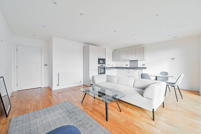 2 Bedroom Flat To Rent In Golding Lodge, Woolwich, London, SE18