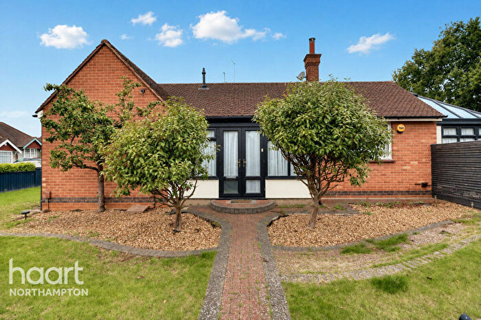2 Bedroom Detached Bungalow For Sale In Malcolm Drive, Northampton, NN5