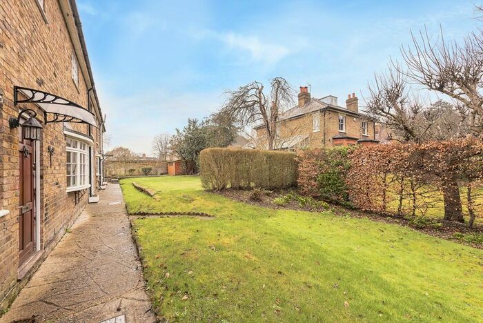 4 Bedroom Detached House To Rent In Victoria Close, Rickmansworth, WD3