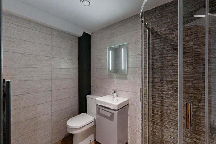 6 Bedroom Apartment To Rent In Hoods Hideout, - Houndsgate, NG1