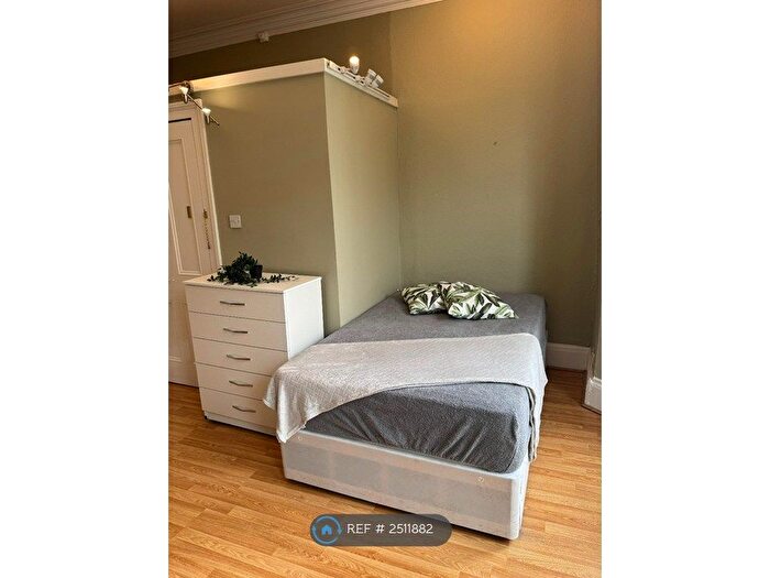 Studio To Rent In Holland Road, London, W14