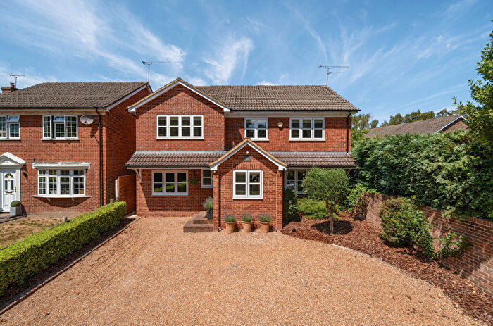 4 Bedroom Detached House For Sale In Blackstroud Lane West, Lightwater, Surrey, GU18