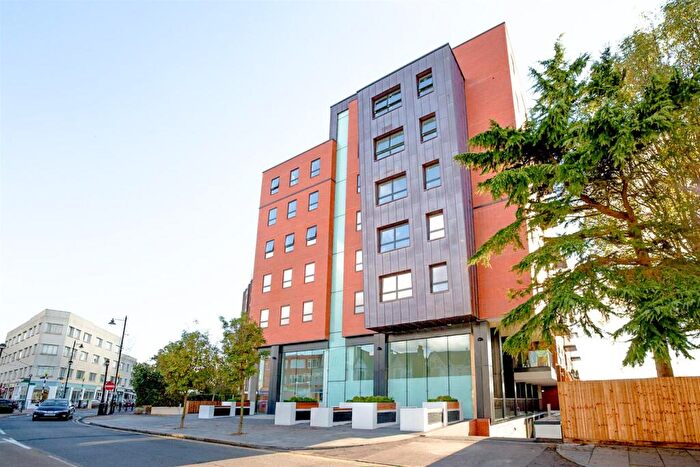 2 Bedroom Apartment For Sale In Rectory Grove, Leigh-On-Sea, SS9