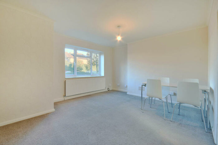 2 Bedroom Flat To Rent In Vines Avenue, Finchley Central, N3