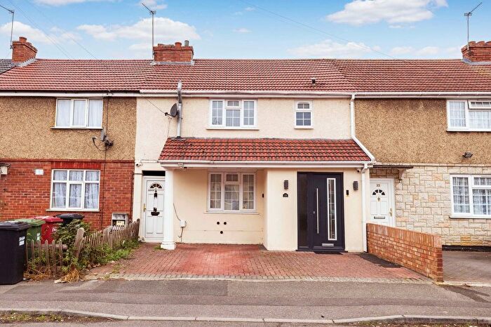 3 Bedroom Terraced House For Sale In Hatton Avenue, Slough, SL2