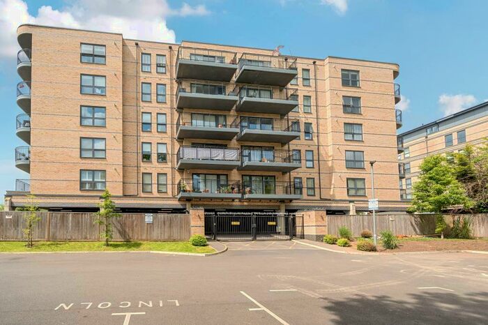 2 Bedroom Apartment To Rent In Slough, Berkshire, SL1