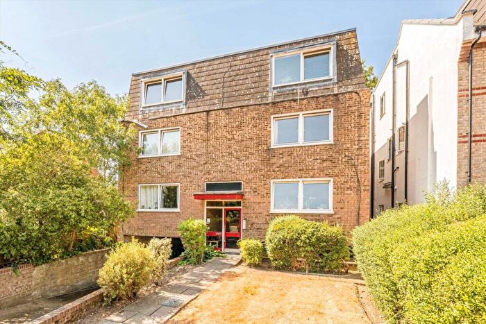 2 Bedroom Flat For Sale In The Avenue, Surbiton, KT5