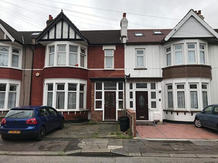 2 Bedroom Flat To Rent In Arundel Gardens, Goodmayes, IG3