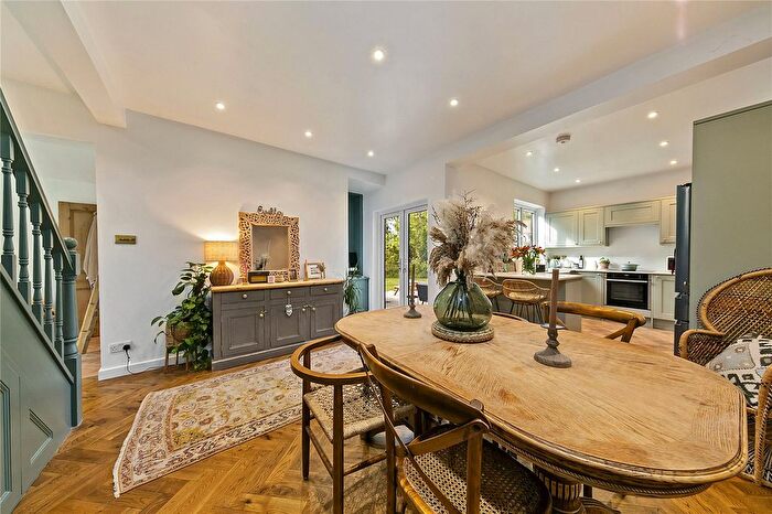 3 Bedroom Semi-detached House For Sale In Myrtle Road, Hampton Hill, TW12
