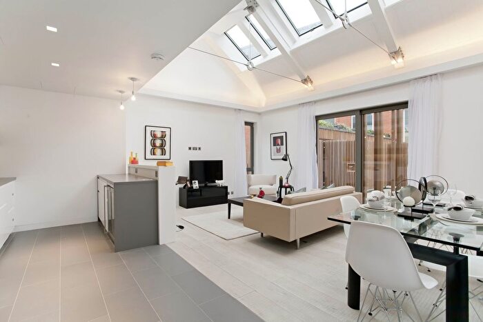 2 Bedroom Flat To Rent In Hollen Street, London, W1F