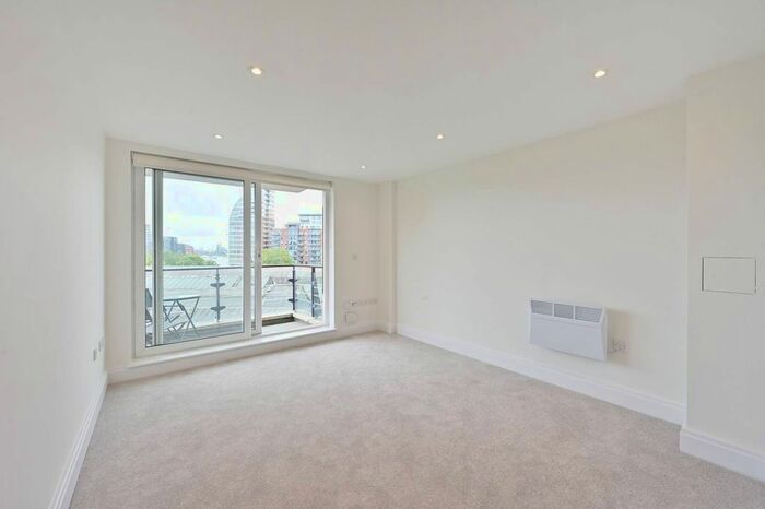 2 Bedroom Flat To Rent In Smugglers Way, Wandsworth Town, London, SW18