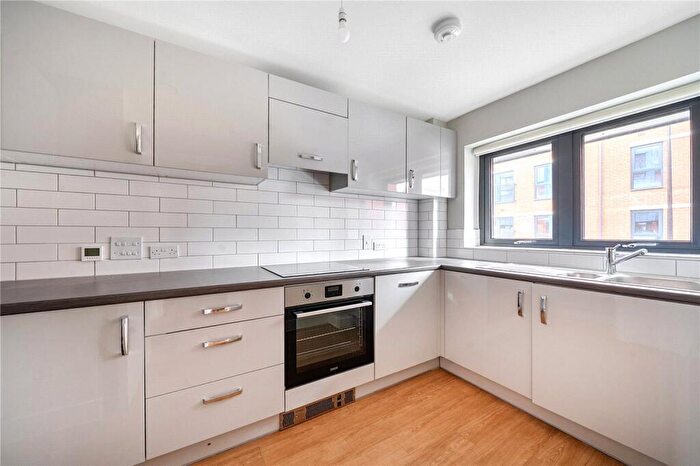 3 Bedroom Flat To Rent In Highfield Avenue, Newbury, Berkshire, RG14