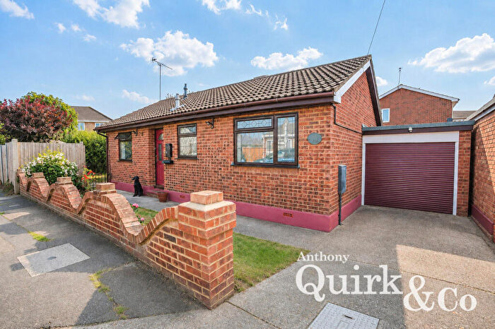 2 Bedroom Bungalow For Sale In Gainsborough Avenue, Canvey Island, SS8