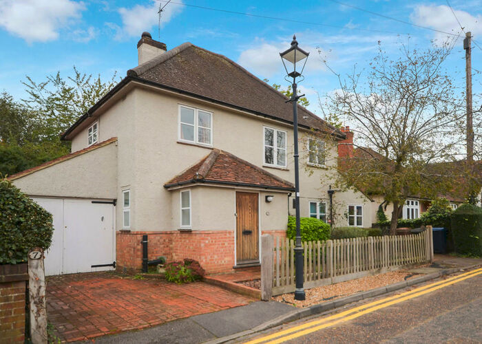 4 Bedroom Detached House To Rent In Long Garden Walk, Farnham, GU9