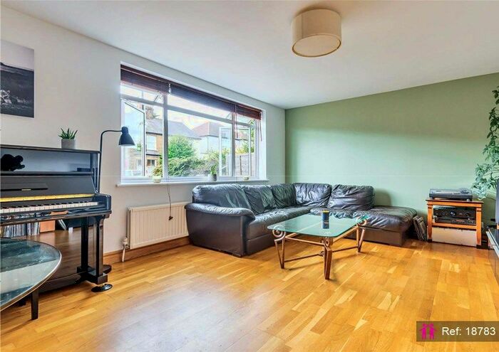 2 Bedroom Flat To Rent In Vicars Moor Lane, London, N21