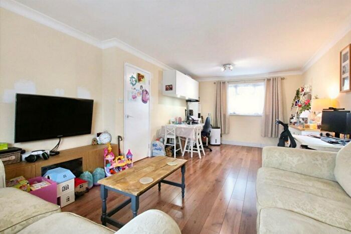 2 Bedroom Apartment For Sale In Waterfields, Leatherhead, KT22