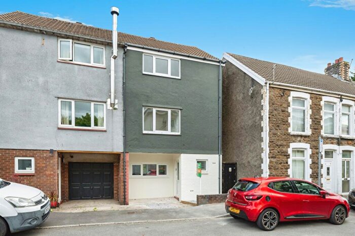 4 Bedroom House To Rent In Farm Road, Neath, SA11