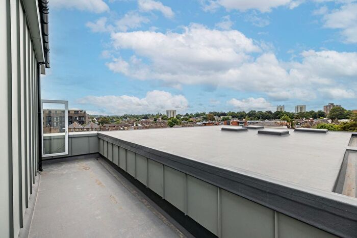 2 Bedroom Flat To Rent In A High Street, Croydon, CR0