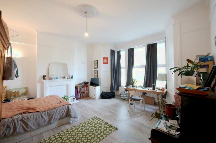 3 Bedroom Apartment To Rent In Queens Drive, Finsbury Park, N4