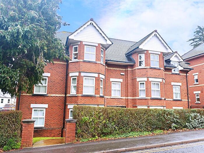 2 Bedroom Flat For Sale In Alumhurst Road, Bournemouth, BH4
