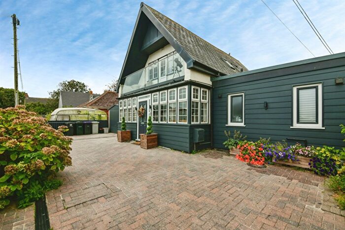4 Bedroom Detached House For Sale In St. Peters Lane, Trusthorpe, Mablethorpe, LN12