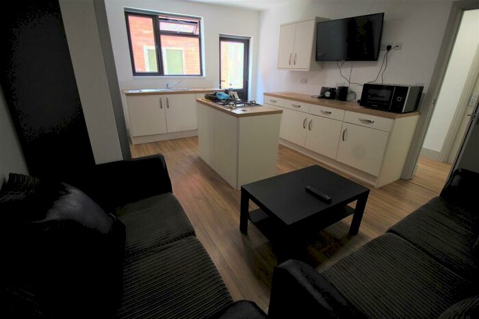 5 Bedroom Semi-Detached House To Rent In **&#Pppw** Beeston Road, Dunkirk, - Uon, NG7