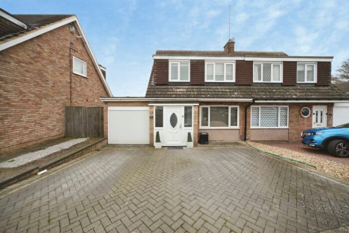 3 Bedroom Semi Detached House For Sale In Loftus Close, Luton, LU4
