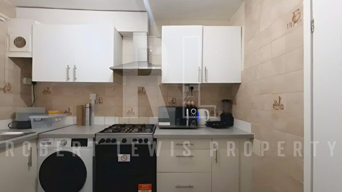 2 Bedroom Flat To Rent In Basing Way, London, N3