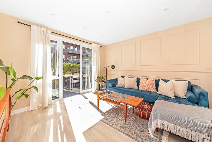2 Bedroom Maisonette For Sale In Eaton Walk, Peckham, London, SE15