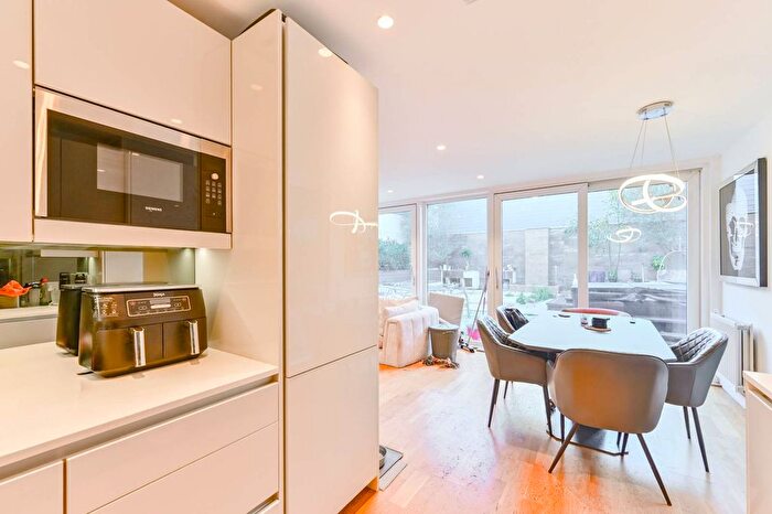 2 Bedroom Flat For Sale In Cursham Apartments, Clapham North, London, SW4