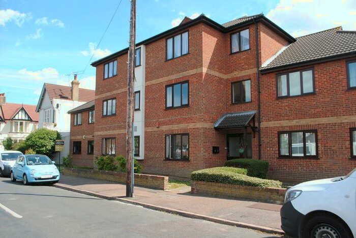 2 Bedroom Flat To Rent In Queens Avenue, Leigh-On-Sea, Essex, SS9