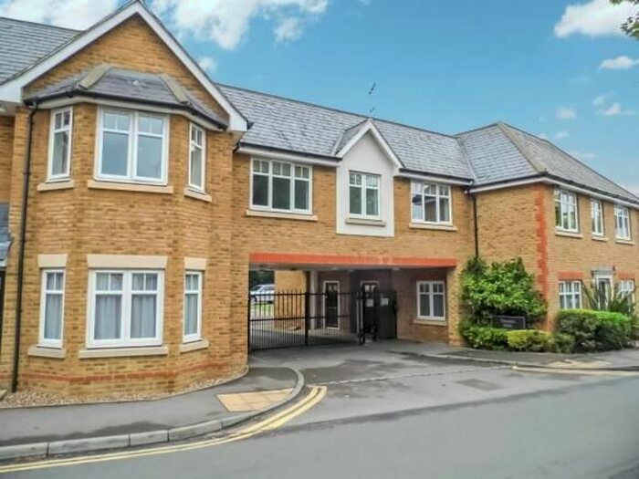 1 Bedroom Flat To Rent In Manor Road, Walton-On-Thames, KT12