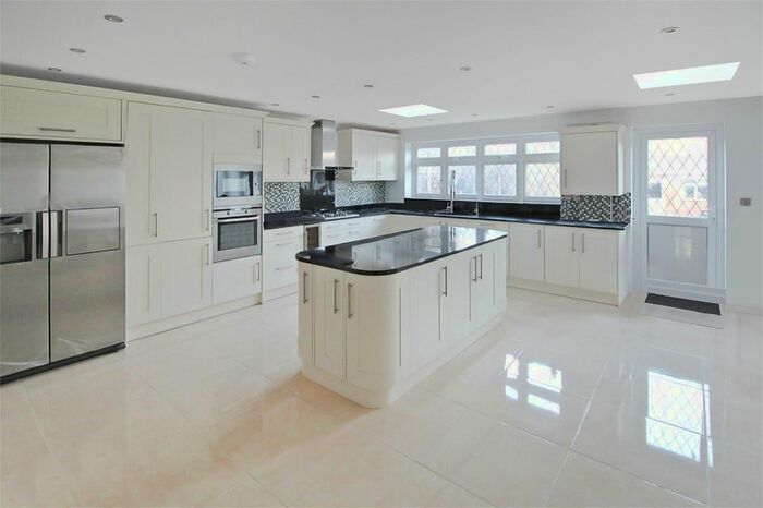 4 Bedroom Detached House To Rent In Woodcock Hill, Harrow, HA3