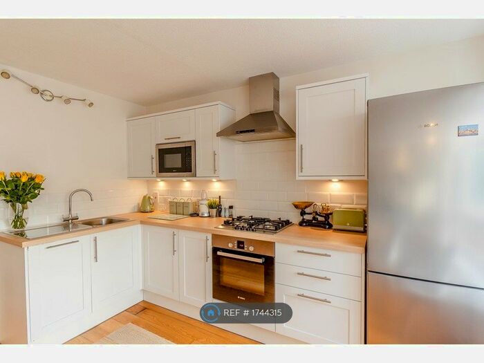 3 Bedroom Flat To Rent In Ridge Court, Warlingham, CR6