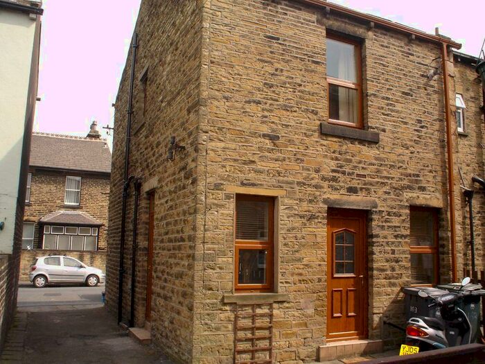 2 Bedroom End Of Terrace House To Rent In South Parade, Cleckheaton, West Yorkshire, BD19