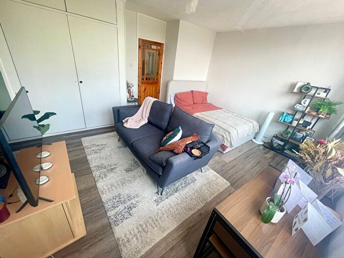 Studio To Rent In Swanston Grange, Dunstable Road, Luton, LU4