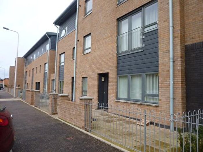 2 Bedroom Flat To Rent In West Pilton Road, Edinburgh, EH4