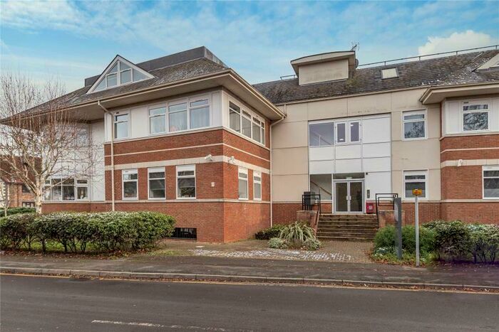 Apartment To Rent In Chertsey, KT16