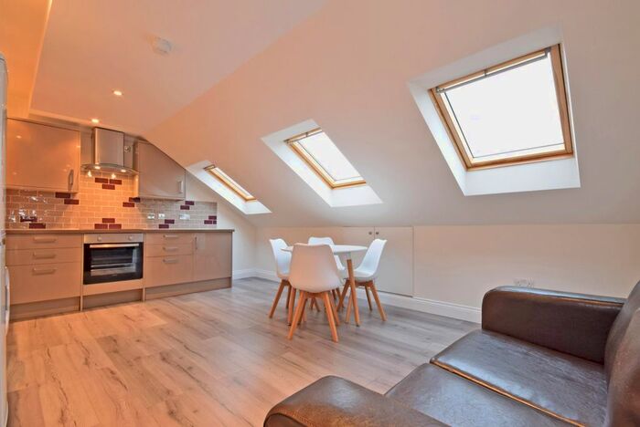 2 Bedroom Flat To Rent In Tooting Bec Road, London, SW17