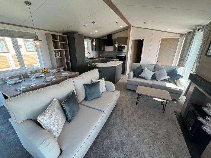 2 Bedroom Lodge For Sale In Oxwich, Swansea, SA3