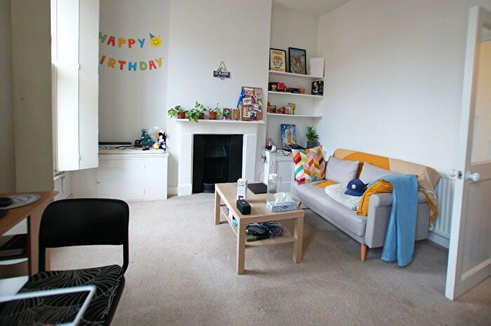 Studio To Rent In Bedford Hill, London, SW12