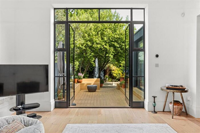 3 Bedroom Flat For Sale In Blenheim Gardens, Mapesbury Conservation Area, London, NW2