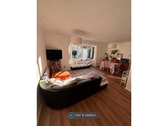 2 Bedroom Flat To Rent In Linwood Close, London, SE5