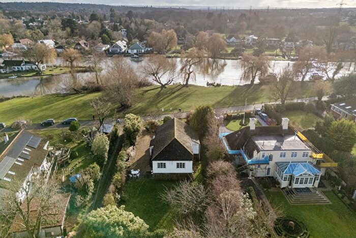 3 Bedroom Bungalow For Sale In Towpath, Shepperton, TW17