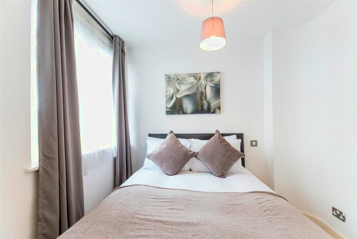 2 Bedroom Flat To Rent In Bride Court, London, EC4Y