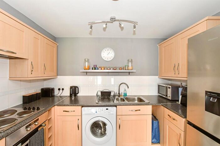 2 Bedroom Flat For Sale In Commonwealth Drive, Three Bridges, Crawley, West Sussex, RH10